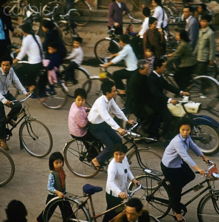 Hà Nội 1/3/1973. Người dân Hà Nội với phương tiện xe đạp trên đường phố. Ảnh.Werner Schulze.